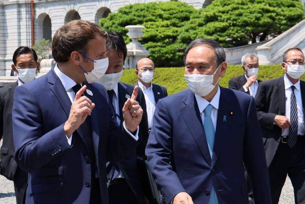 Presiden Prancis Emmanuel Macron (kiri) bertemu dengan Perdana Menteri Jepang Yoshihide Suga di Tokyo (24/7/2021). (Twitter.com/kantei)