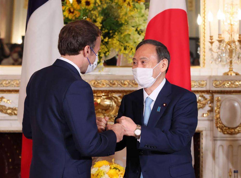Perdana Menteri Jepang Yoshihide Suga menyambut Presiden Prancis Emmanuel Macron di Tokyo (24/7/2021). (Twitter.com/kantei)