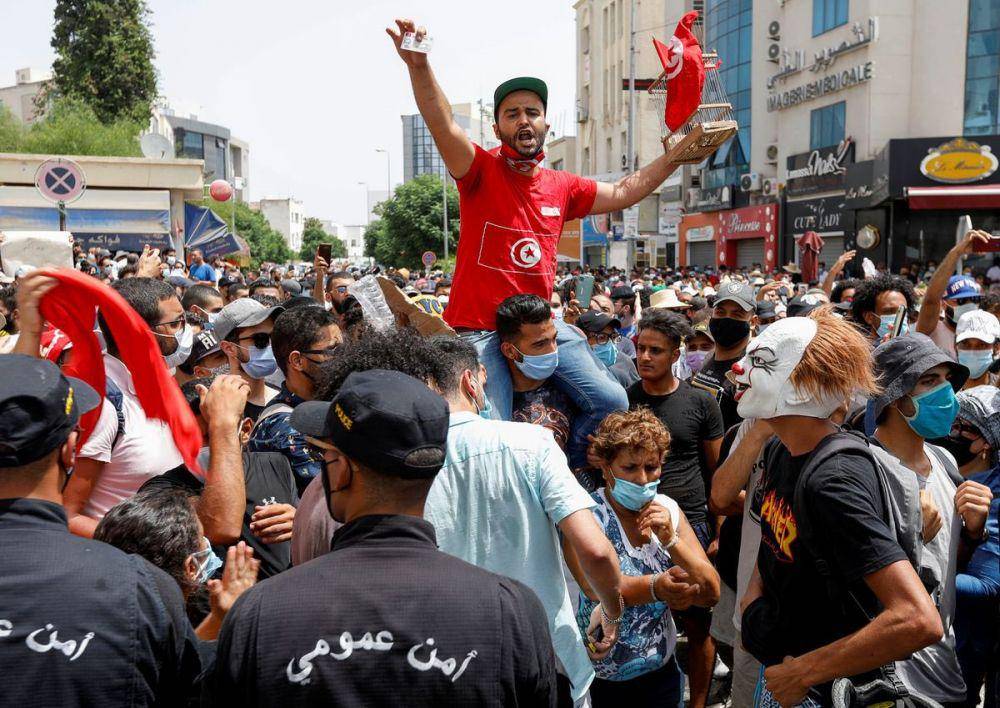 Warga di Tunisia yang melakukan unjuk rasa pada 25 Juli 2021. (Twitter.com/sebastian usher)