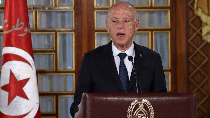 Presiden Tunisia, Kais Saied, saat mengumumkan penangguhan parlemen dan pemecatan Perdana Menteri Hichem Mechichi pada 25 Juli 2021. (Twitter.com/Dalia Ziada - داليا زيادة)