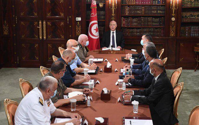 Presiden Tunisia, Kais Saied, saat melakukan pertemuan pertemuan darurat dengan pejabat militer dan keamanan. (Twitter.com/Tunisian Presidency - الرئاسة التونسية)