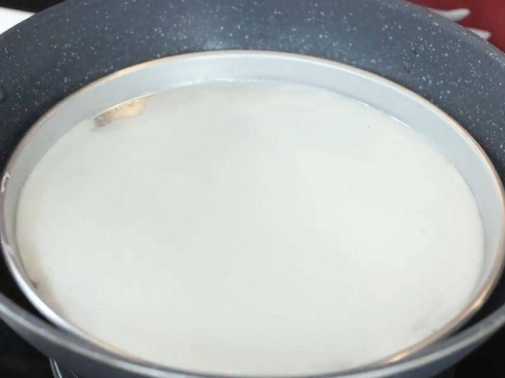 Proses masak adonan kwetiau. (twitter.com/hermawan_devina)
