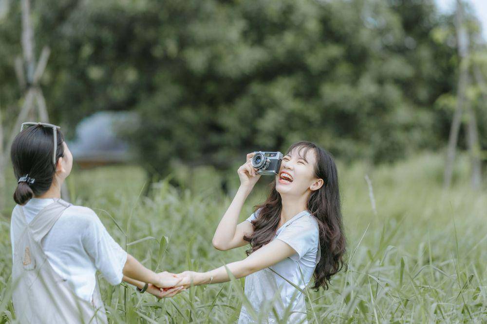ilustrasi sahabat yang sedang bersama (pixabay.com/Hữu Thanh Cái)