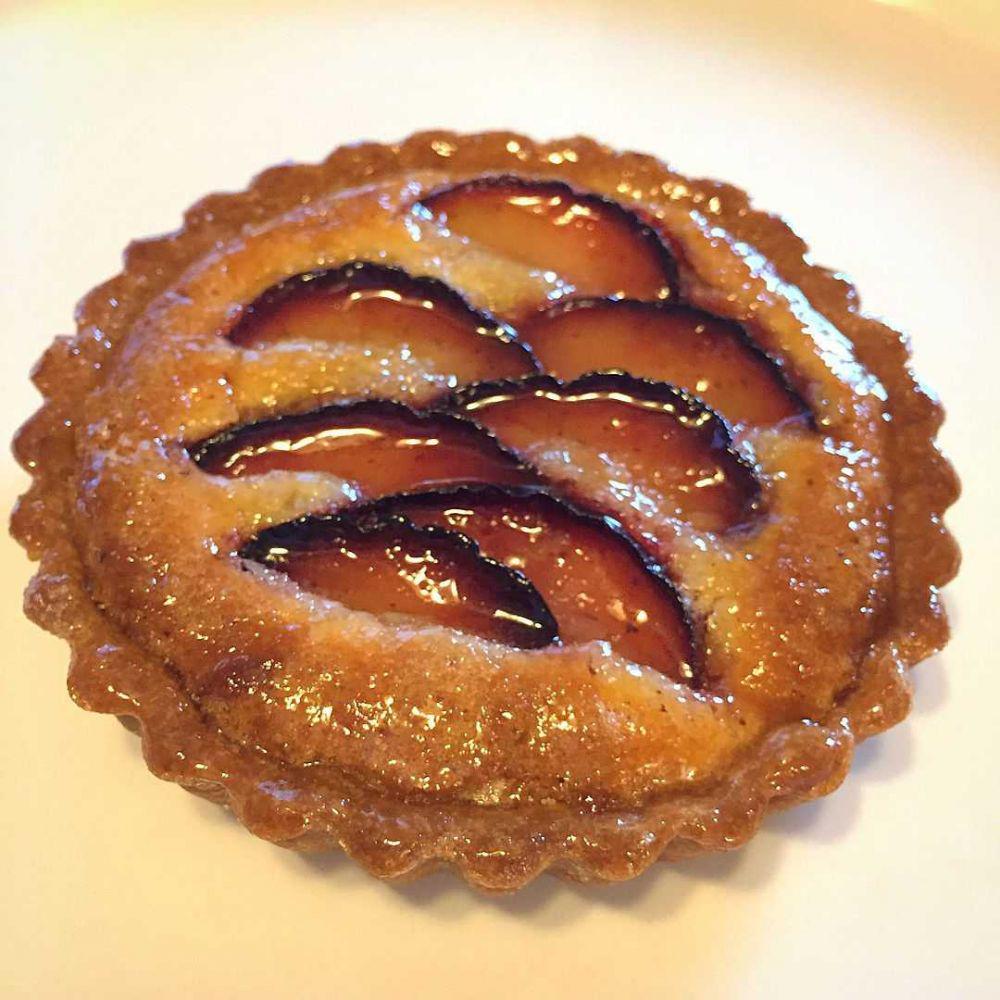 almond plum tart (instagram.com/sugarskull808)