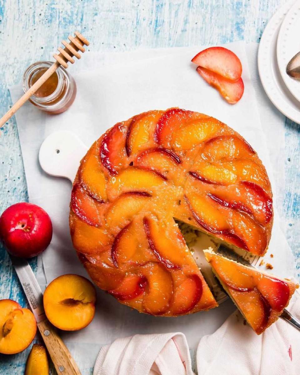 plum upside down cake (instagram.com/dreamybaker)