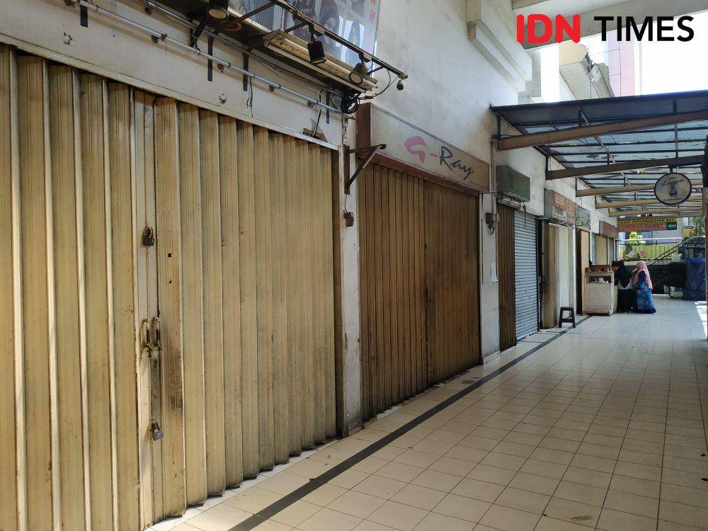 Kondisi Pasar Baru Bandung yang masih ditutup hingga 2 Agustus 2021. IDN Times/Debbie Sutrisno