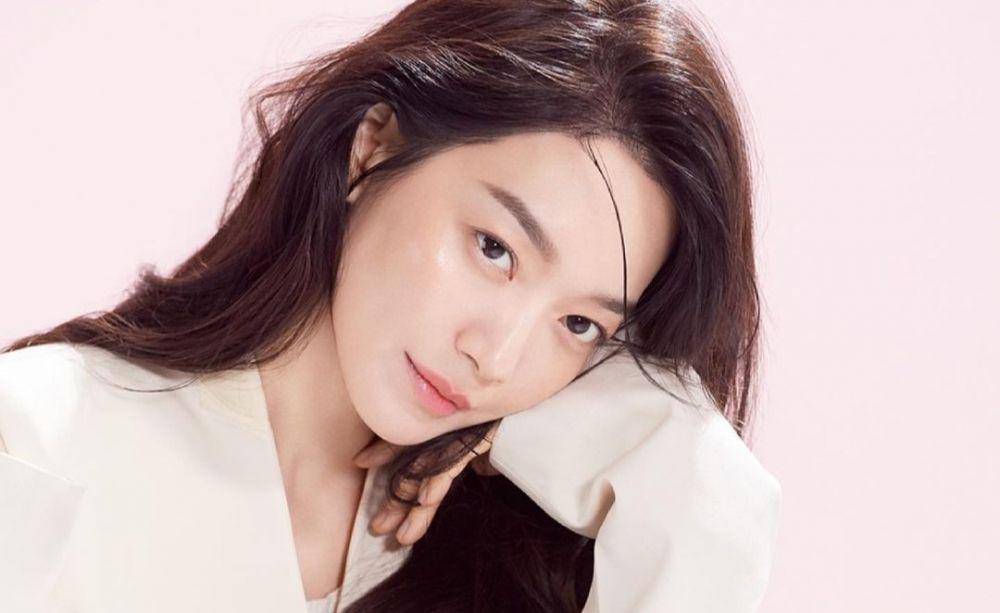 Shin Min Ah (instagram.com/ament_official)