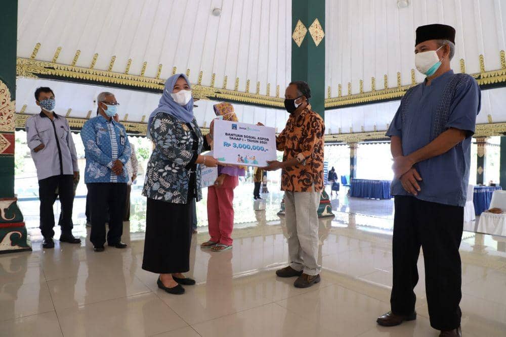 Pemberian simbolis bantuan kepada penyandang disabilitas berat. Dok: Humas Sleman