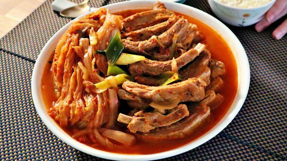 ilustrasi galbi kimchi jjim (youtube.com/Landon’s Table 랜든의식탁)