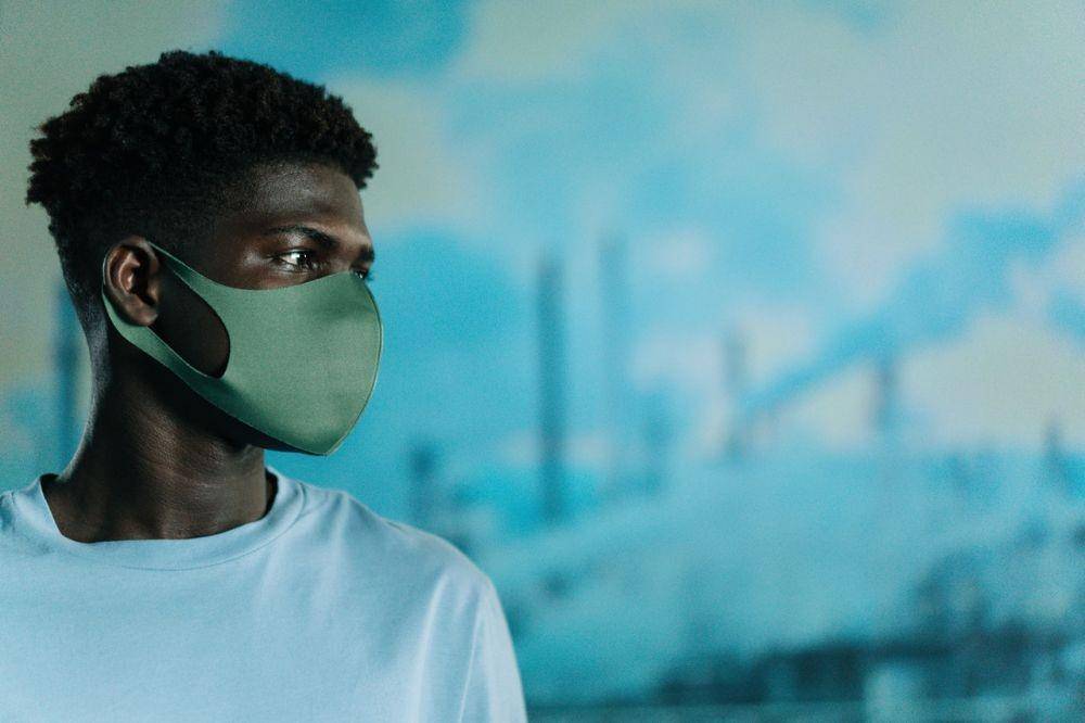 ilustrasi pakai masker di area berpolusi (pexels.com/Ron Lach)