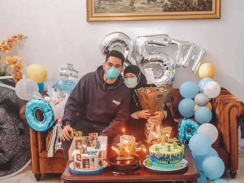 Robby Purba (instagram.com/robbypurba)