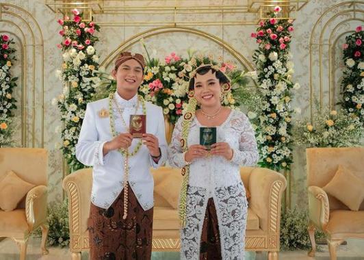 Teman Tapi Menikah, 10 Bukti Kisah Cinta Mumuk Gomez dan Eno Retra