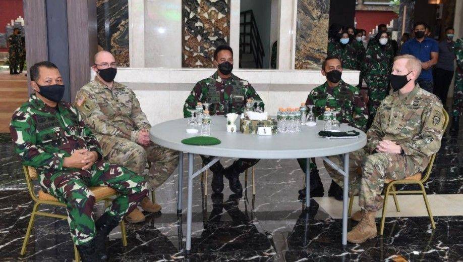 Kepala Staf TNI Angkatan Darat, Jenderal Andika Perkasa ketika sedang bercengkerama dengan petinggi AD AS pada Juli lalu (Dokumentasi TNI AD)