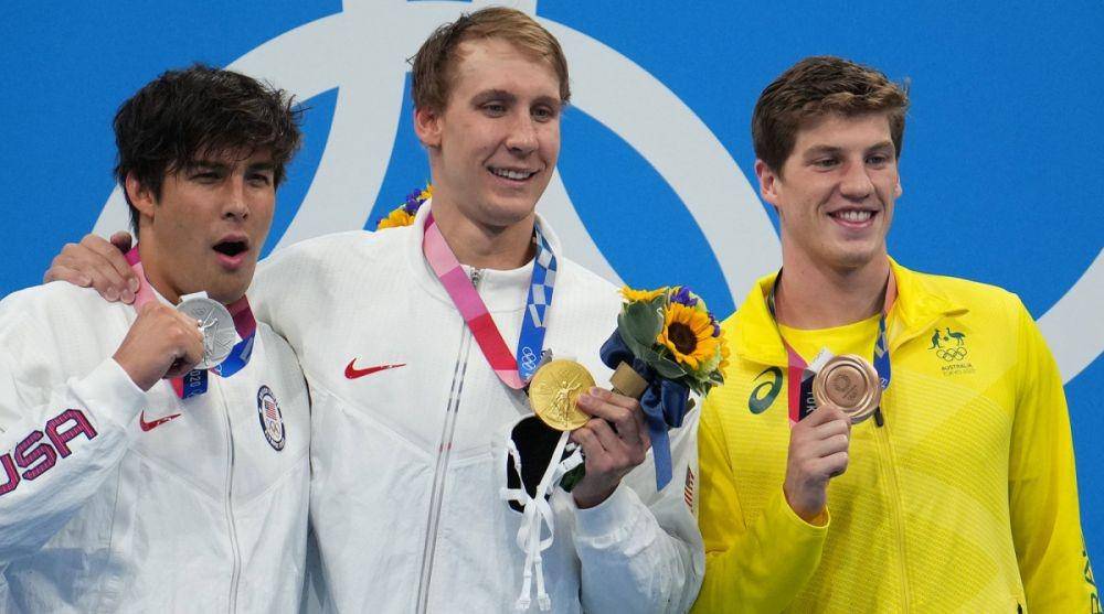 Dua perenang Amerika Serikat, Chase Kalisz dan Jay Litherland berpelukan di atas podium Olimpiade Tokyo 2020. (si.com).