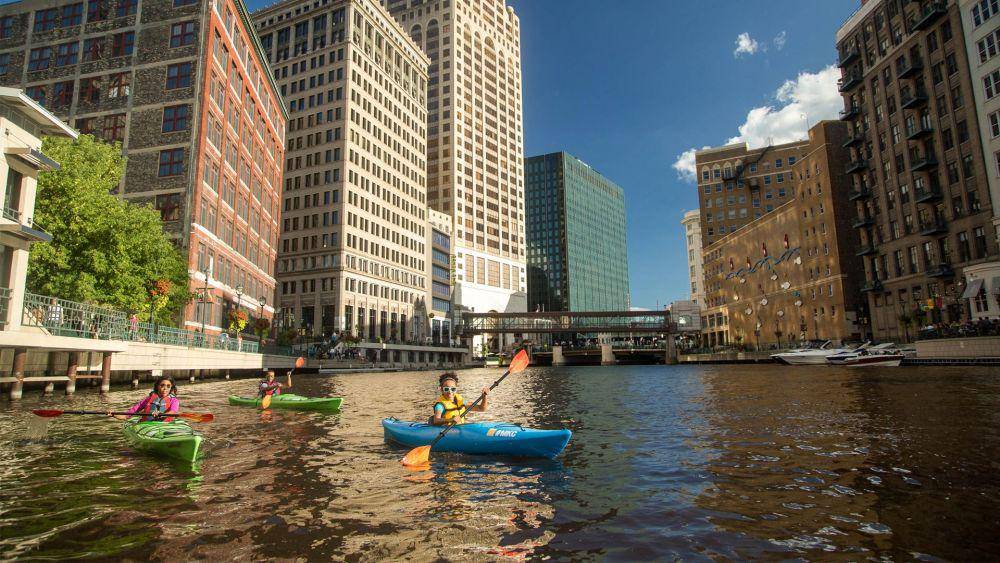 Kayak di Downtown Milwaukee. (www.visitmilwaukee.org)