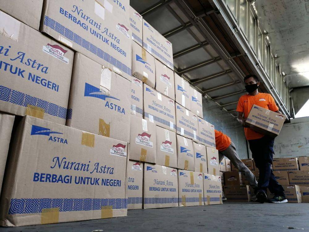 Tim Nurani Astra melakukan pengepakan paket bahan pokok sehari-hari melalui bantuan tahap keempat pada Mei 2020 yang telah didistribusikan kepada masyarakat tidak mampu dan terkena dampak COVID-19 di sekitar instalasi perusahaan-perusahaan Grup Astra yang tersebar di 34 provinsi. (Dok. Astra)