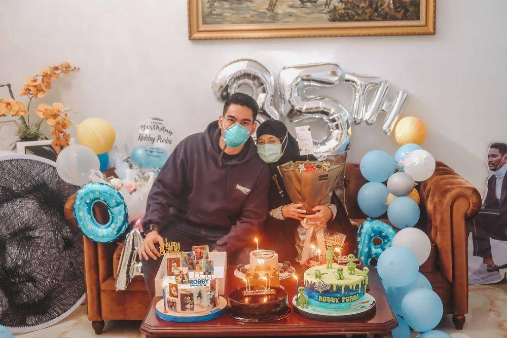 Robby Purba (instagram.com/robbypurba)