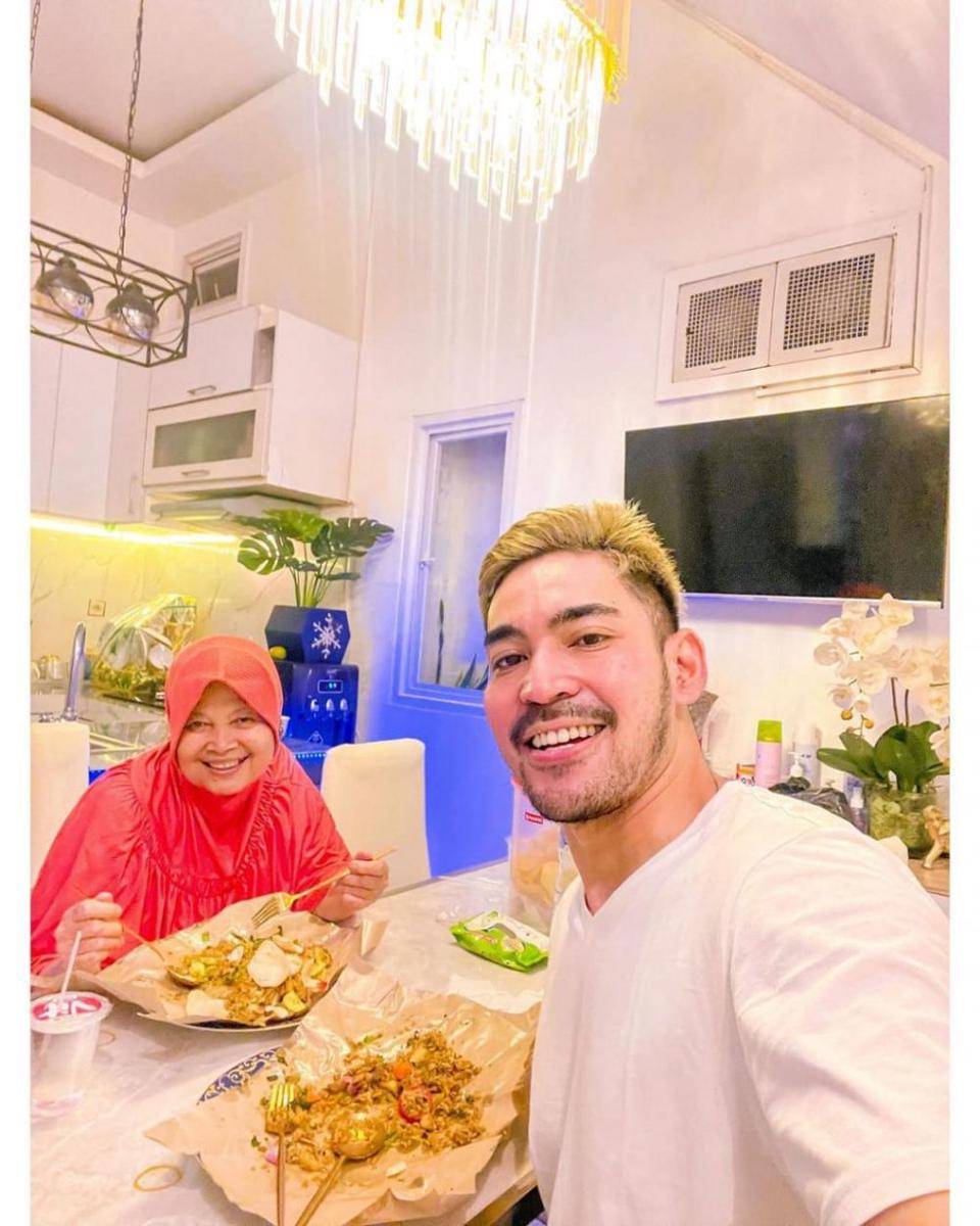 Robby Purba (instagram.com/robbypurba)