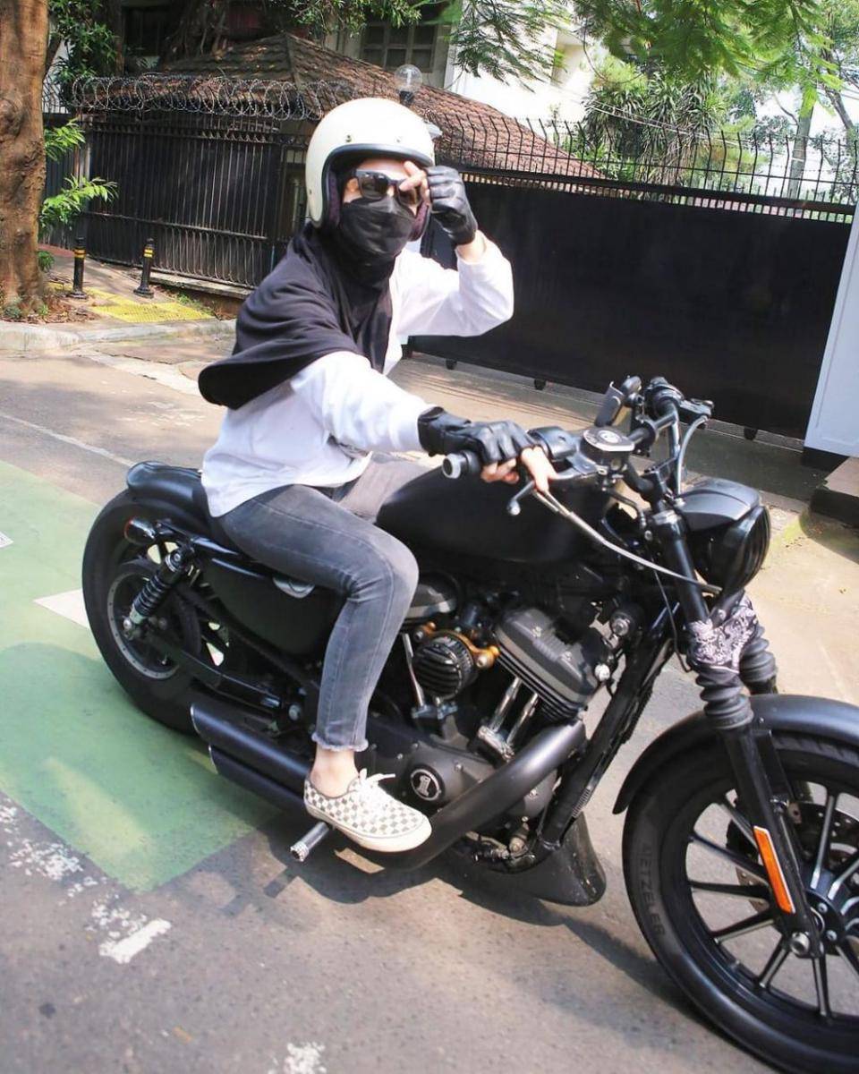 Dian Ayu Lestari kendarai moge. (instagram.com/dianayulestari)