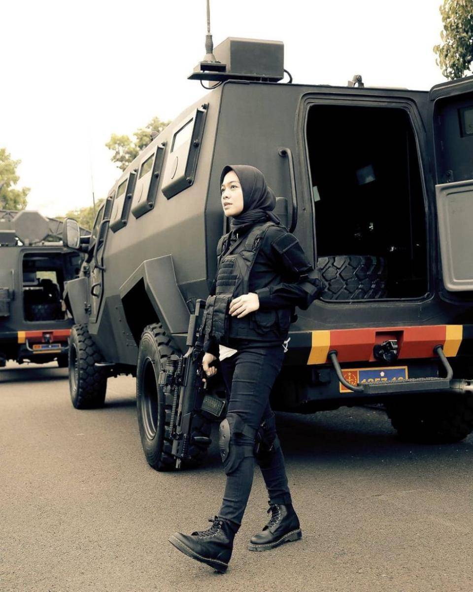 Dian Ayu Lestari berlatih menembak. (instagram.com/dianayulestari)