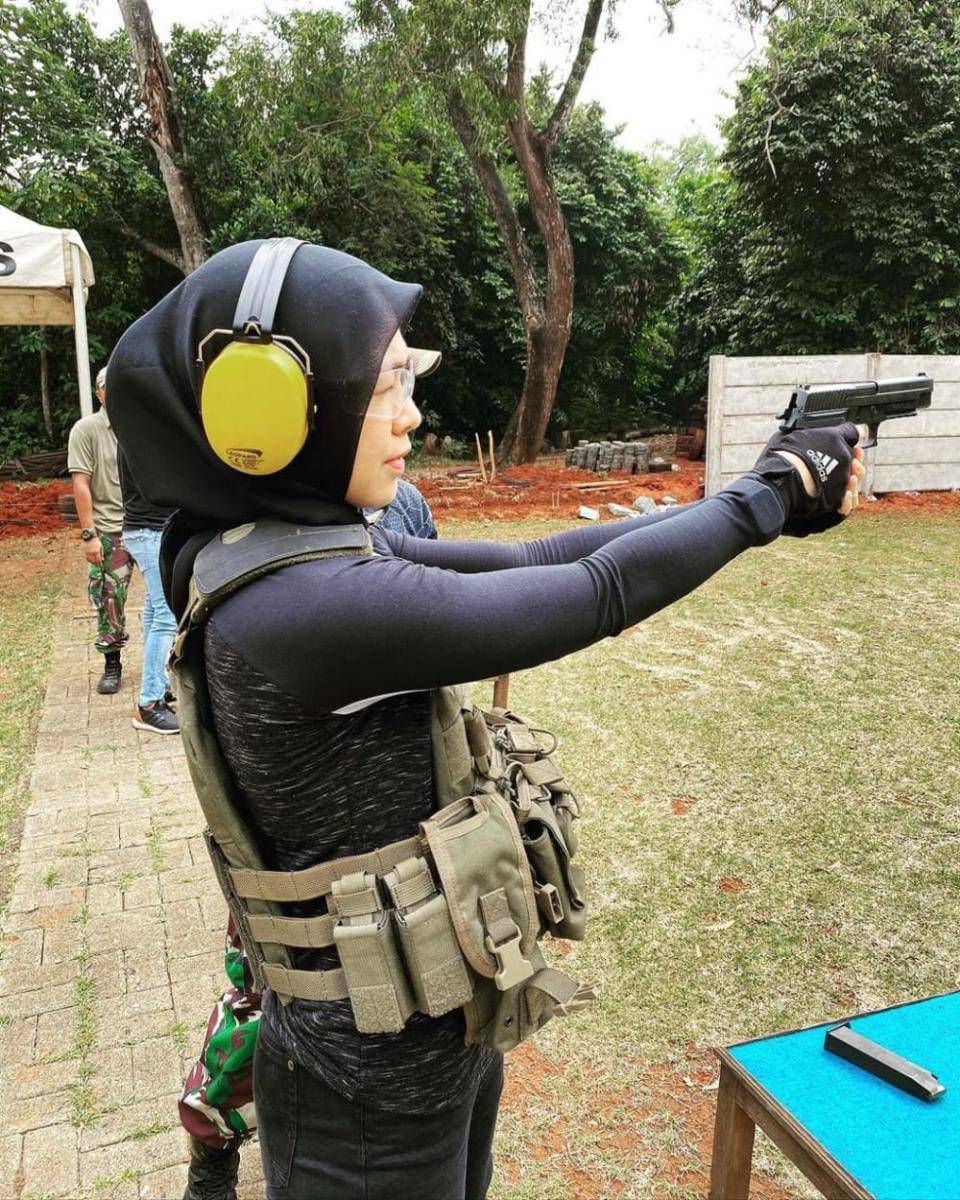 Dian Ayu Lestari berlatih menembak. (instagram.com/dianayulestari)