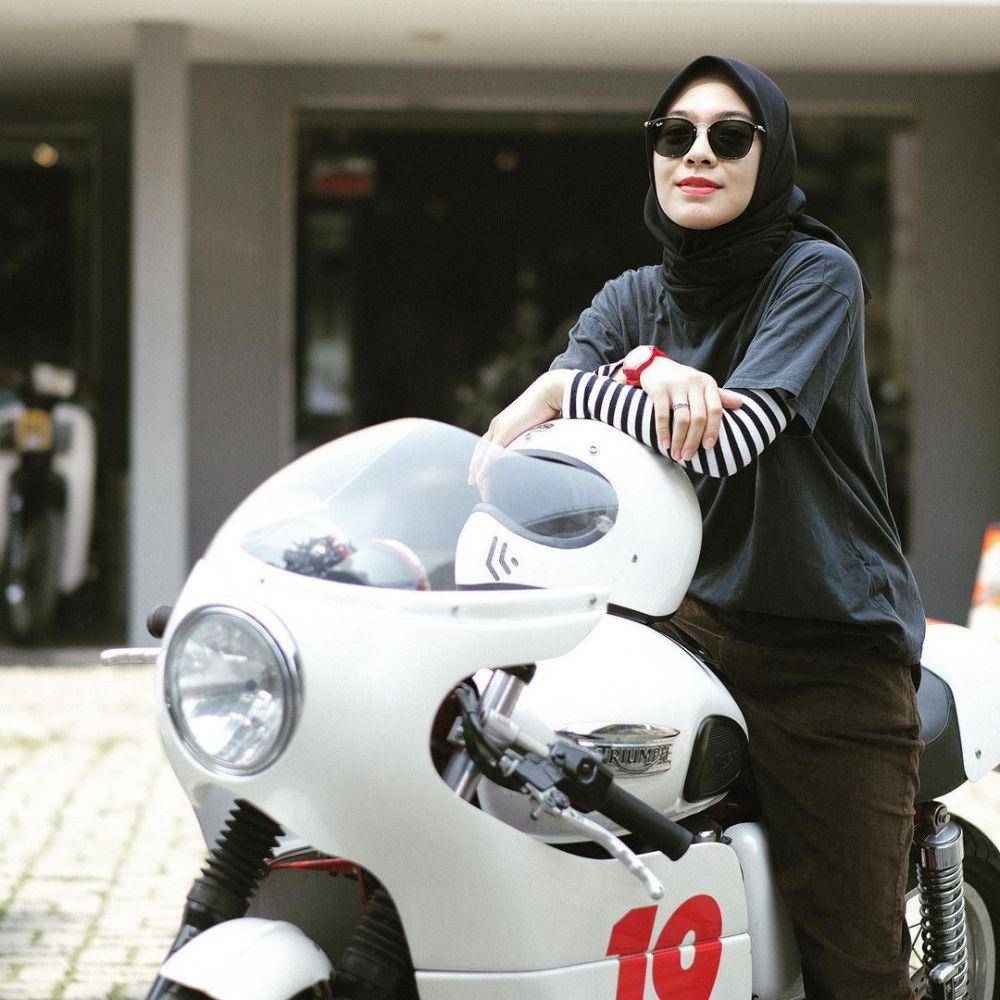 Dian Ayu Lestari kendarai moge. (instagram.com/dianayulestari)