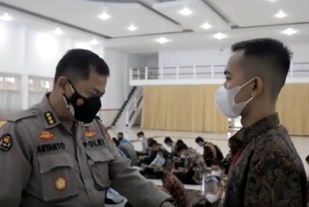 Seorang juru parkir, Wahyu Setiaji, lulus menjadi Polisi di NTB. (instagram.com/divisihumaspolri)