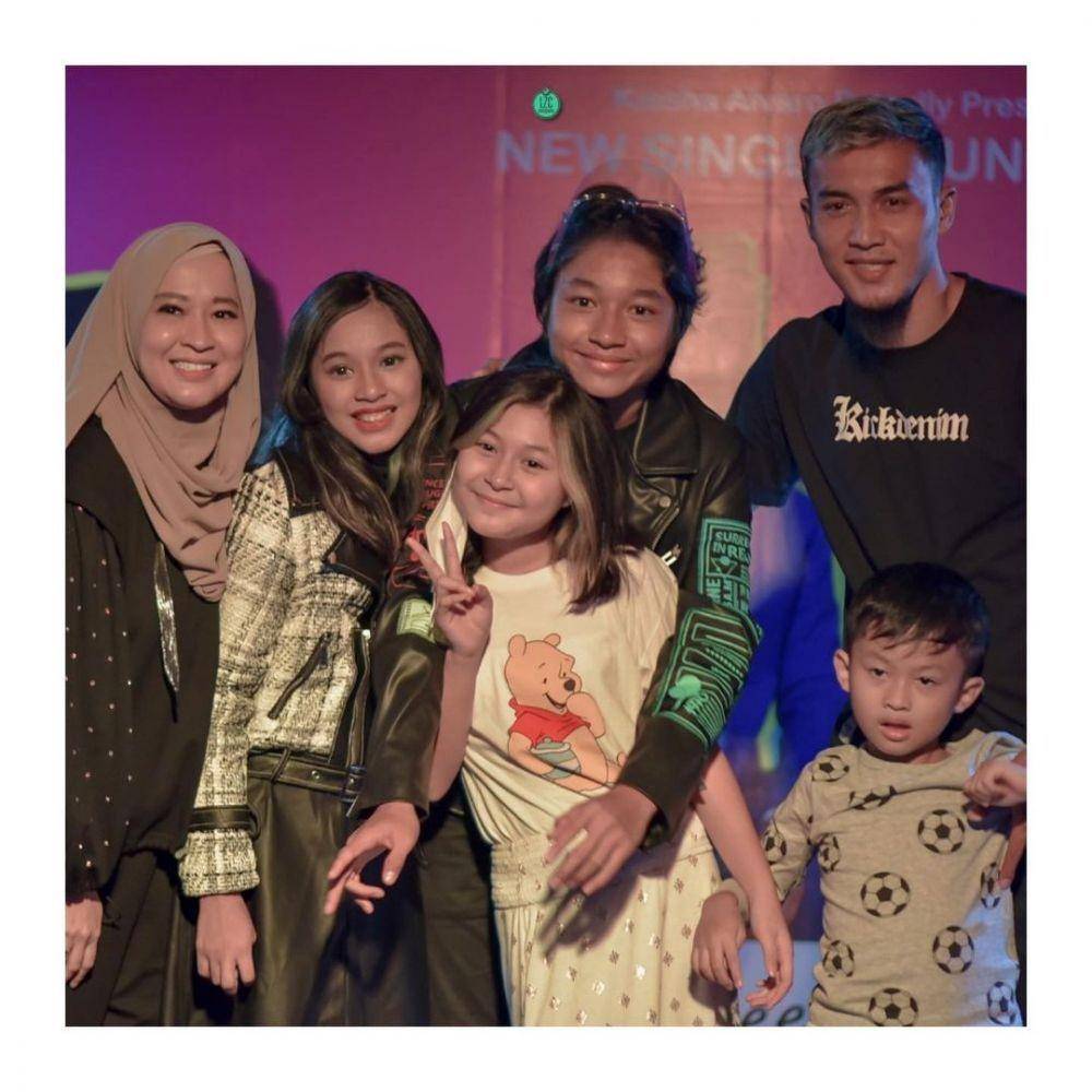 Kiesha Alvaro dan keluarga (instagram.com/okieagustina_)