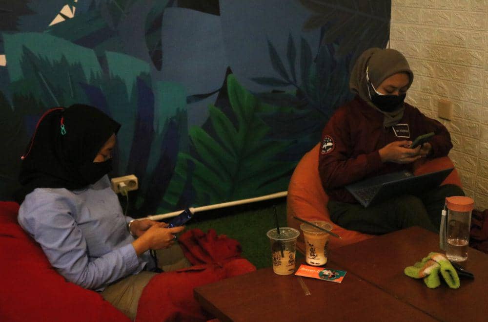 Salah satu pengunjung yang mendapat layanan kopi gratis. IDN Times/Alfi Ramadana