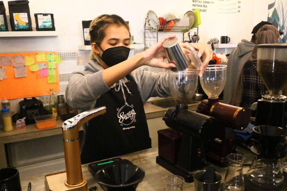 Barista sedang menyiapkan kopi untuk pengunjung yang sudah vaksin. IDN Times/Alfi Ramadana