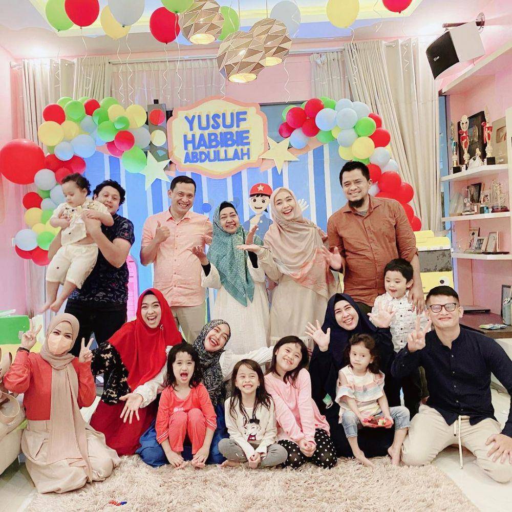 foto bareng keluarga di perayaan ulang tahun Yusuf (instagram.com/dr.shindyputri_)