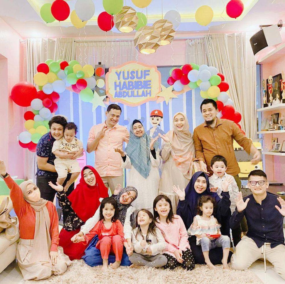 foto bareng keluarga di perayaan ulang tahun Yusuf (instagram.com/dr.shindyputri_)