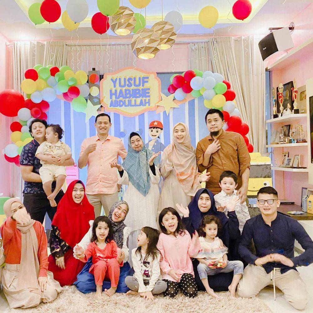 foto bareng keluarga di perayaan ulang tahun Yusuf (instagram.com/dr.shindyputri_)