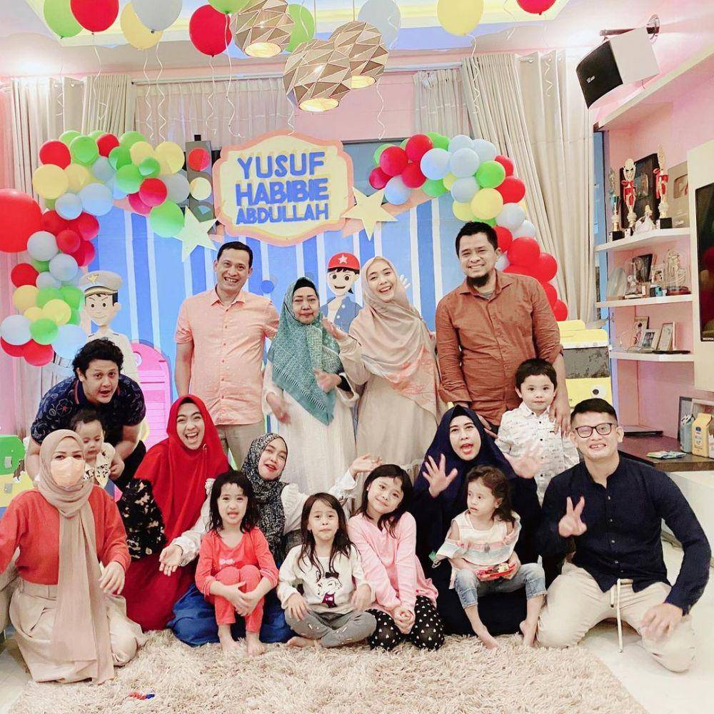 foto bareng keluarga di perayaan ulang tahun Yusuf (instagram.com/dr.shindyputri_)