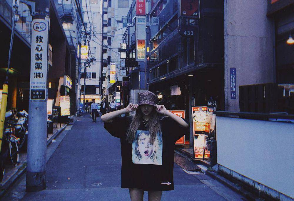 ide foto ala Lisa BLACKPINK (instagram.com/lalalalisa_m)