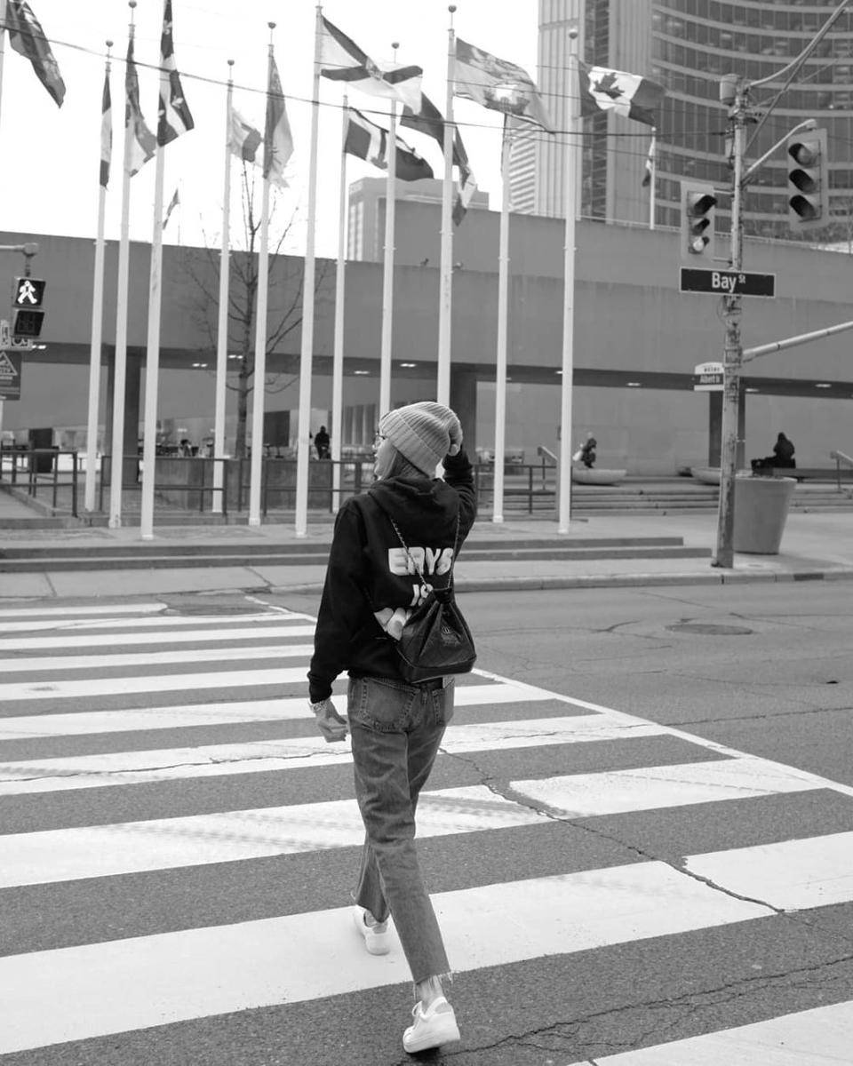 ide foto ala Lisa BLACKPINK (instagram.com/lalalalisa_m)