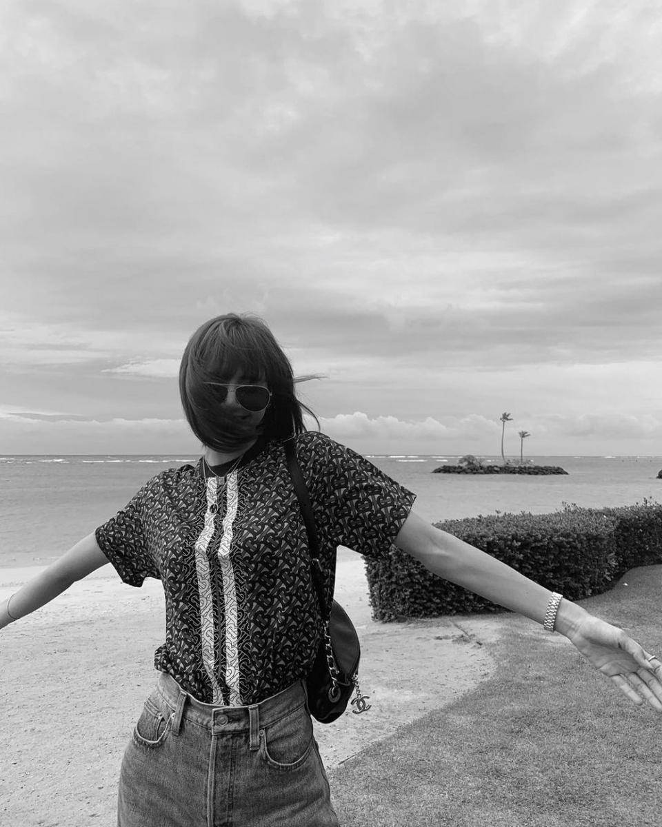 ide foto ala Lisa BLACKPINK (instagram.com/lalalalisa_m)