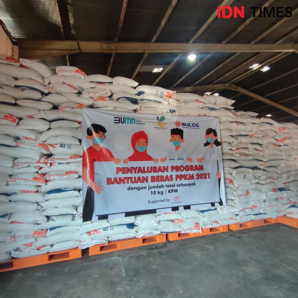 Menteri Koordinator Pembangunan Manusia dan Kebudayaan (PMK) Muhadjir Effendy meninjau gudang beras Bulog Kaltimra. (IDN Times/Hilmansyah)