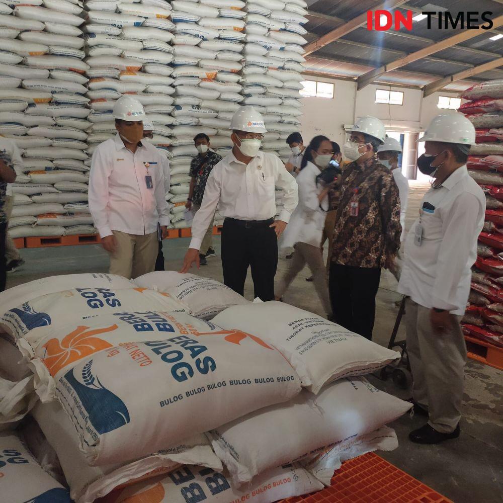 Menteri Koordinator Pembangunan Manusia dan Kebudayaan (PMK) Muhadjir Effendy meninjau gudang beras Bulog Kaltimra. (IDN Times/Hilmansyah)