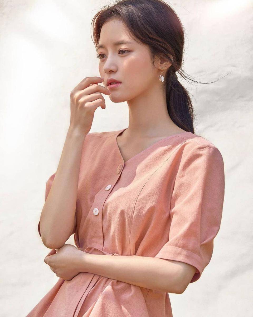 Go Bo Gyeol (instagram.com/gobogyeol)