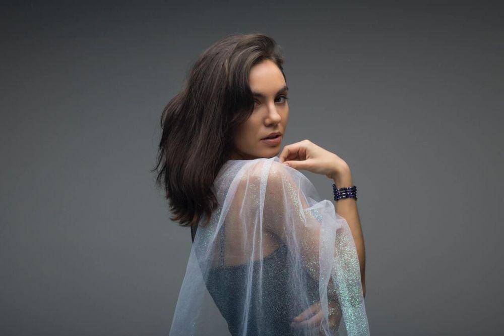 ilustrasi wanita menatap tajam (pexels.com/Barion McQueen)