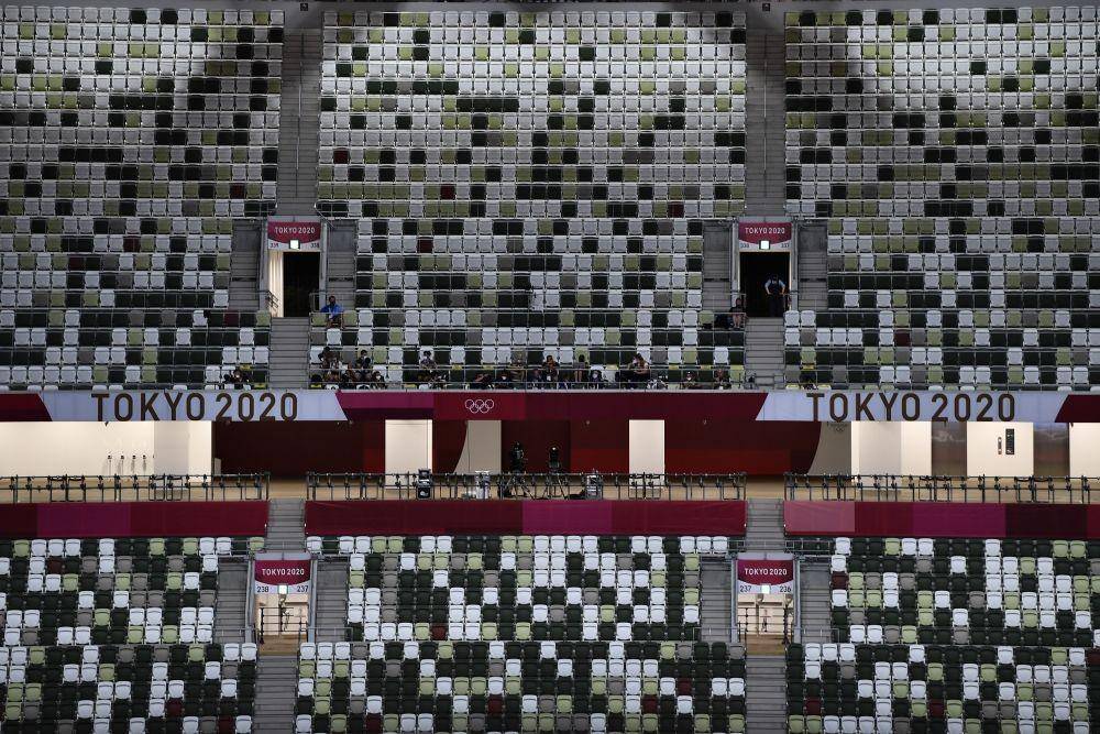 Sejumlah jurnalis menunggu dimulainya pembukaan Olimpiade Tokyo 2020 di Stadion Nasional Jepang,Tokyo, Jepang, Jumat (23/7/2021). ANTARA FOTO/Sigid Kurniawan.