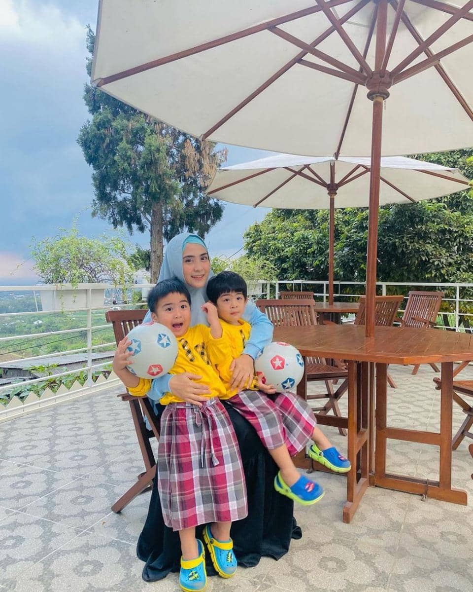 April Jasmine dan anak kembarnya (instagram.com/apriljasmine85)