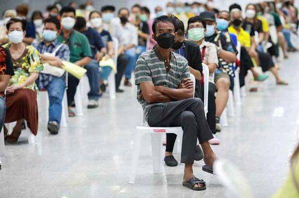 Para warga Thailand sedang mengantri untuk mendapatkan giliran vaksinasi. (Twitter.com/ASEANNOWTH)