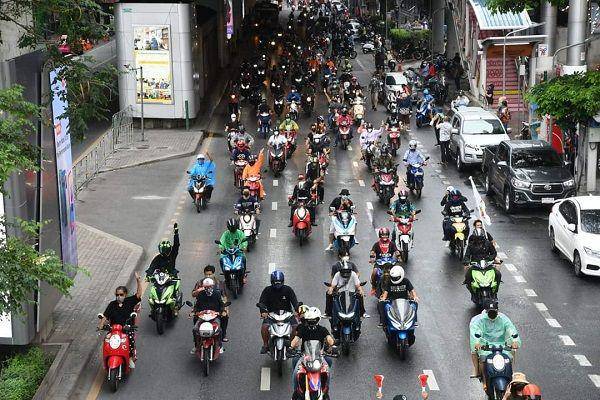 Sebagian besar warga Thailand gelar protes besar-besaran terkait lambannya vaksinasi. (Twitter.com/MoeMinKyaw11)