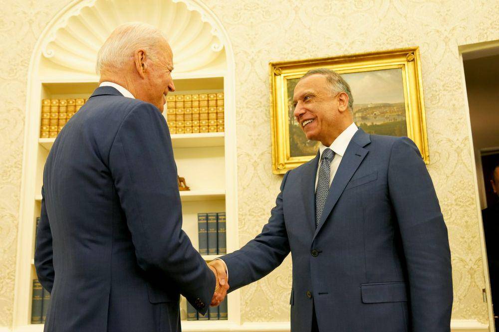 Perdana Menteri Irak Mustafa Al-Kadhimi (kanan) bertemu dengan Presiden Amerika Serikat Joe Biden di Gedung Putih (26/7/2021). (Twitter.com/IraqiPMO)