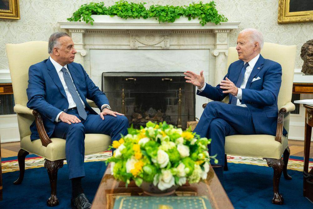 Perdana Menteri Irak Mustafa Al-Kadhimi (kiri) bertemu Presiden Amerika Serikat Joe Biden untuk memperkuat koordinasi bilateral di bawah perjanjian kerangka strategis (26/7/2021). (Twitter.com/POTUS)