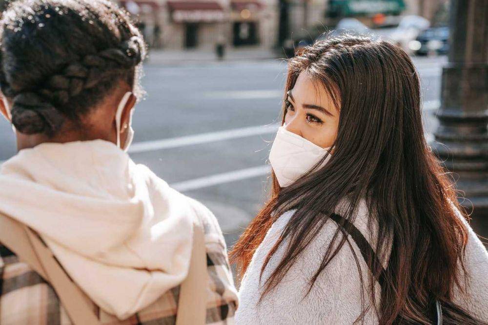 ilustrasi berbicara (pexels.com/charlotte may)