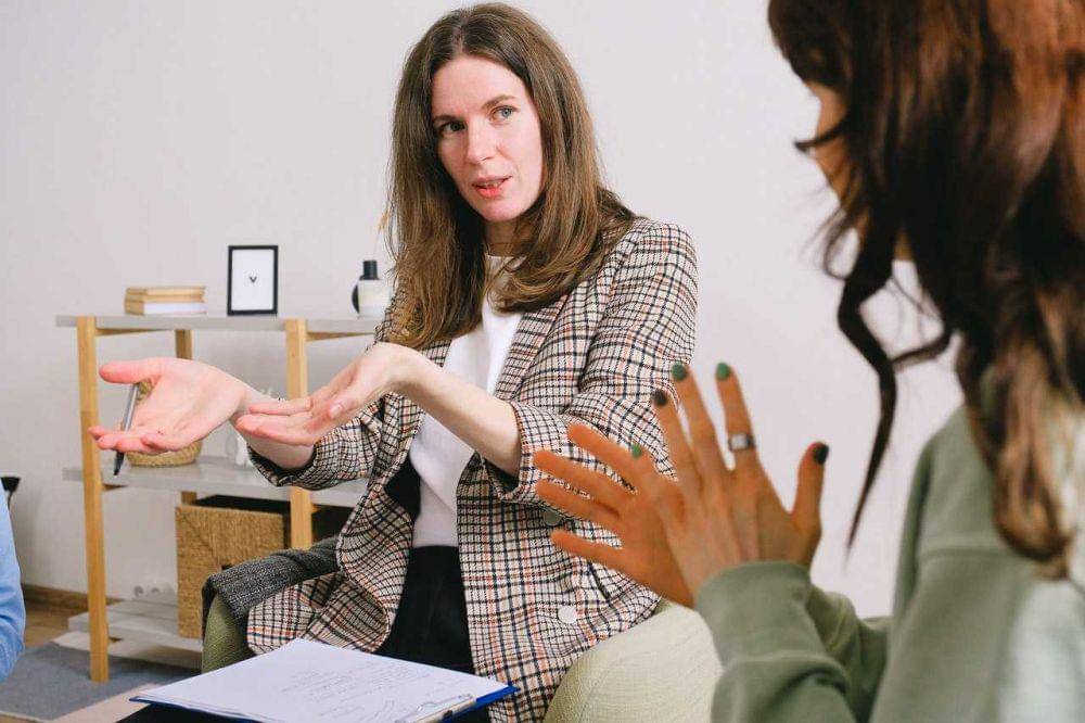 ilustrasi berbicara (pexels.com/SHVETS production)