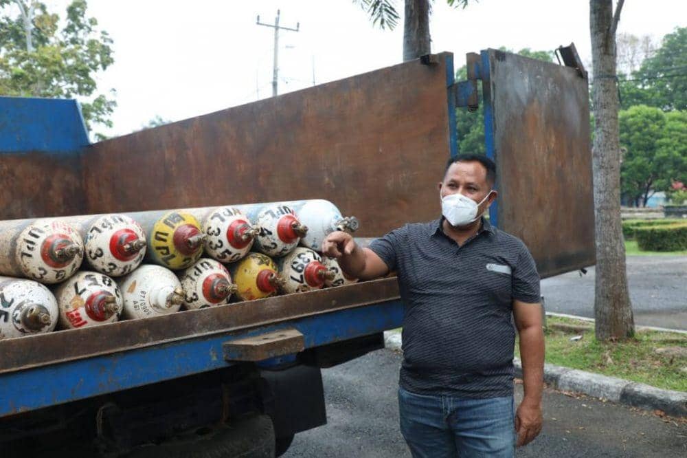 Bupati Lampung Selatan, Nanang Ermanto mendatangkan 99 tabung oksigen dari PT Pupuk Sriwidjaja (Pusri) Palembang. (IDN Times/Istimewa).